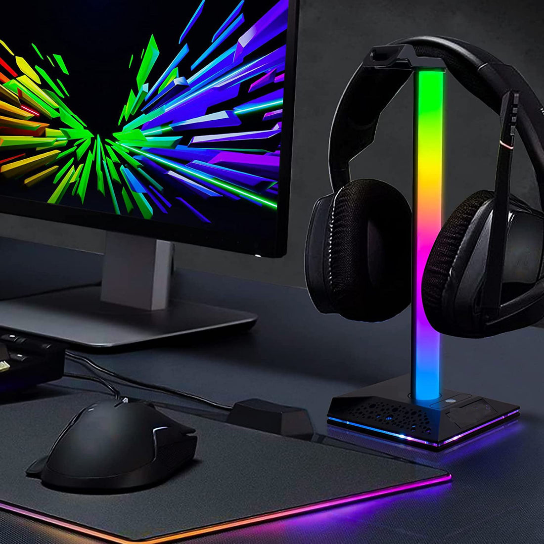 Setup gaming organisé avec écran, souris et support casque RGB