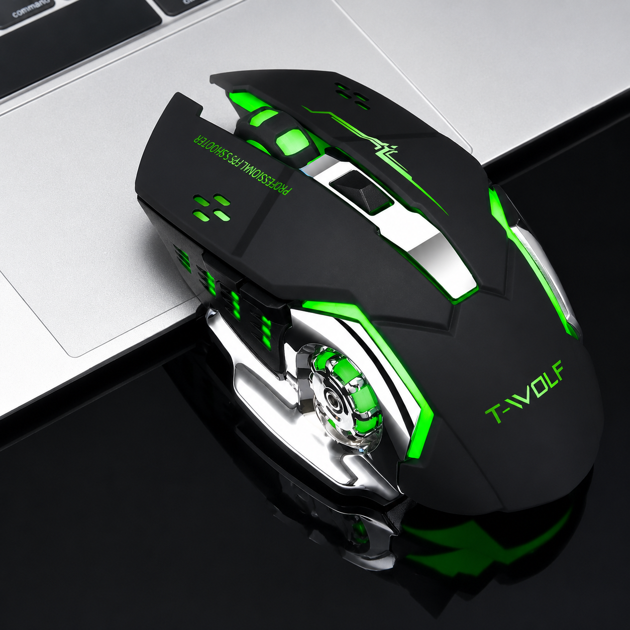 Souris gaming sans fil rétroéclairée sur un tapis